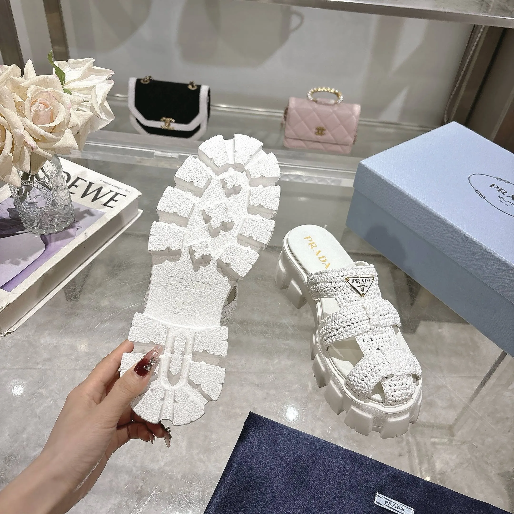 👟👟Ex-factory price 500👟👟 Original eco-friendly PP paper material, high version Prada Prada’s latest pig cage shoes, Roman woven thick-soled rubber slippers, the latest eco-friendly ♻️PP material, high price, fully handmade crochet, just like knitting sweaters, slow work and meticulous work, retro fashionable and avant-garde thick-soled soles with rubber uppers, retro wood grain to meet the various choices of fashionable people of different styles! The iconic metal triangle logo is paired with the shape of ancient beach sandals. Every design element is fashionable! Code number 35-41